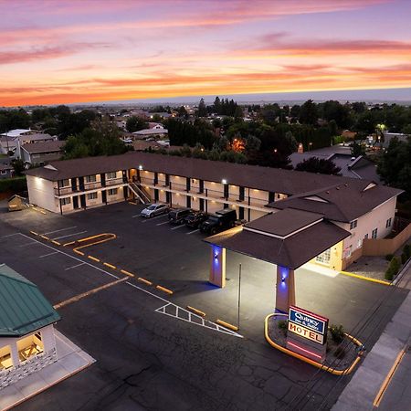 Quincy Inn And Suites Εξωτερικό φωτογραφία