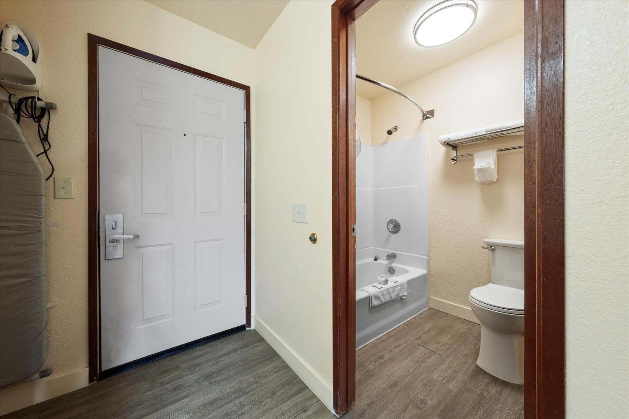 Quincy Inn And Suites Εξωτερικό φωτογραφία
