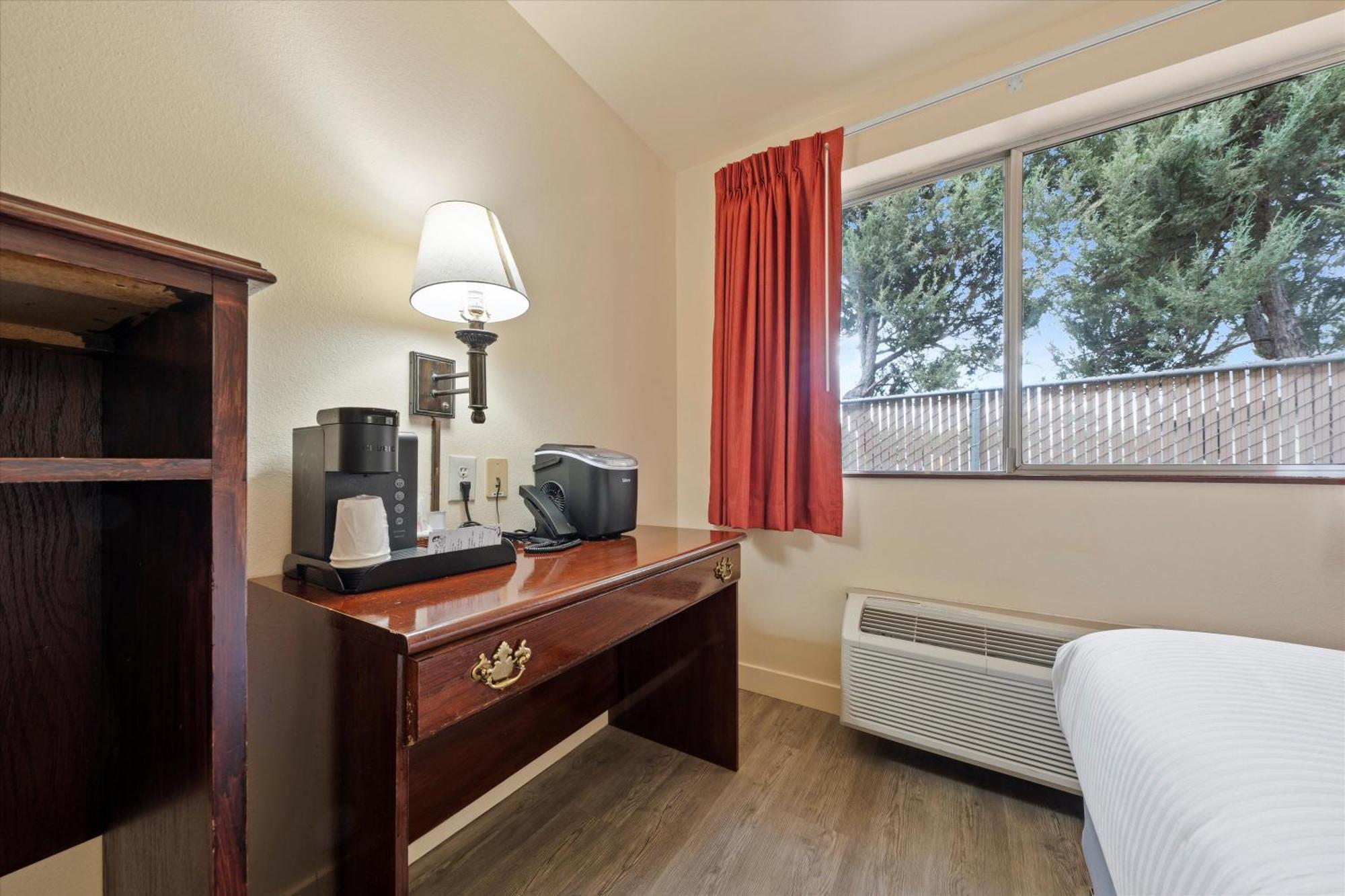 Quincy Inn And Suites Εξωτερικό φωτογραφία