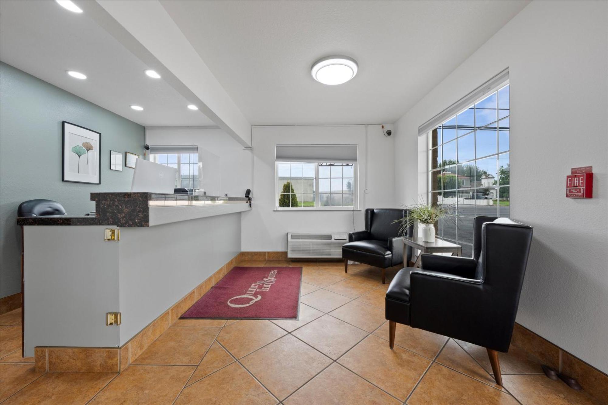 Quincy Inn And Suites Εξωτερικό φωτογραφία