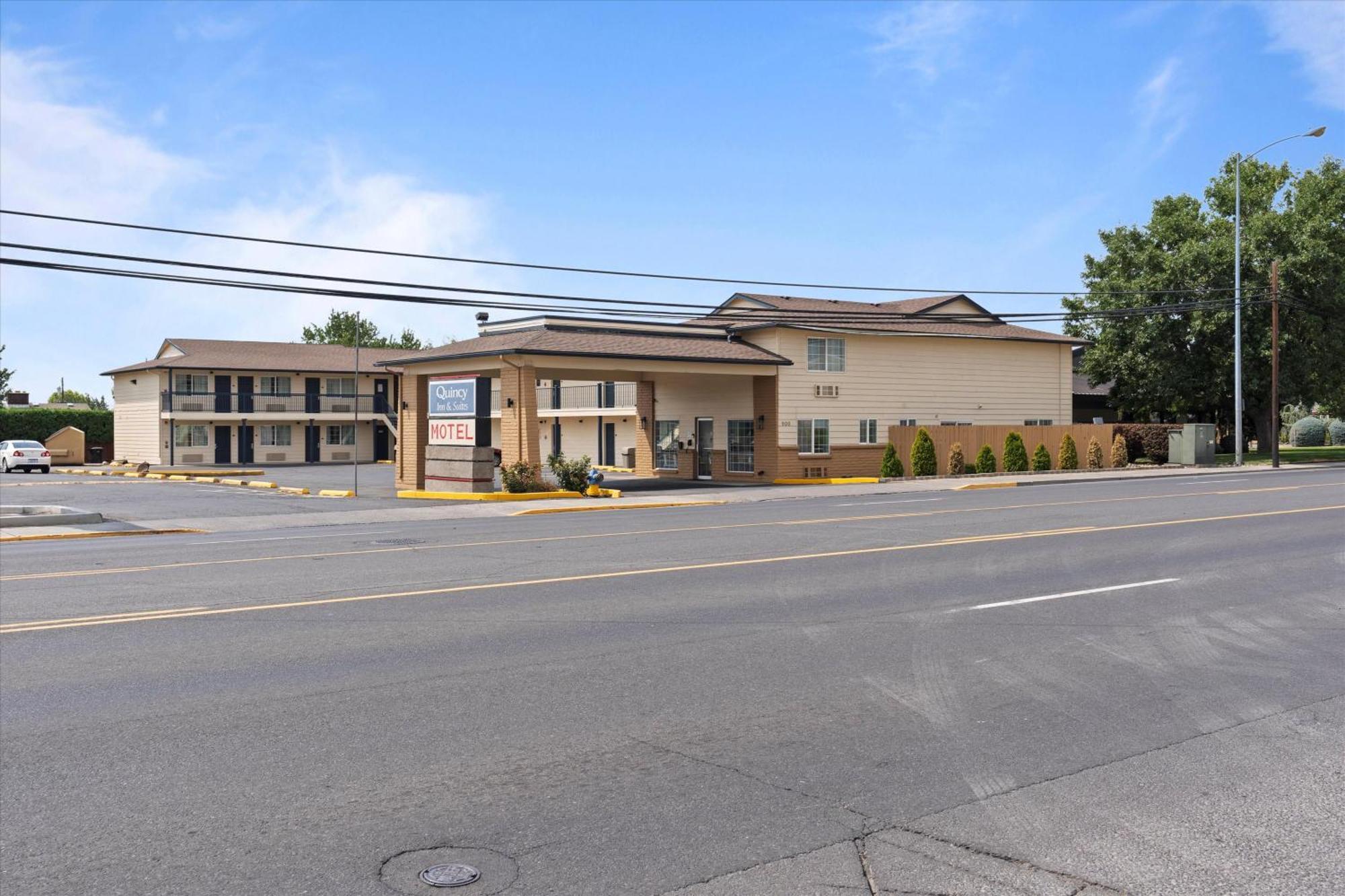 Quincy Inn And Suites Εξωτερικό φωτογραφία
