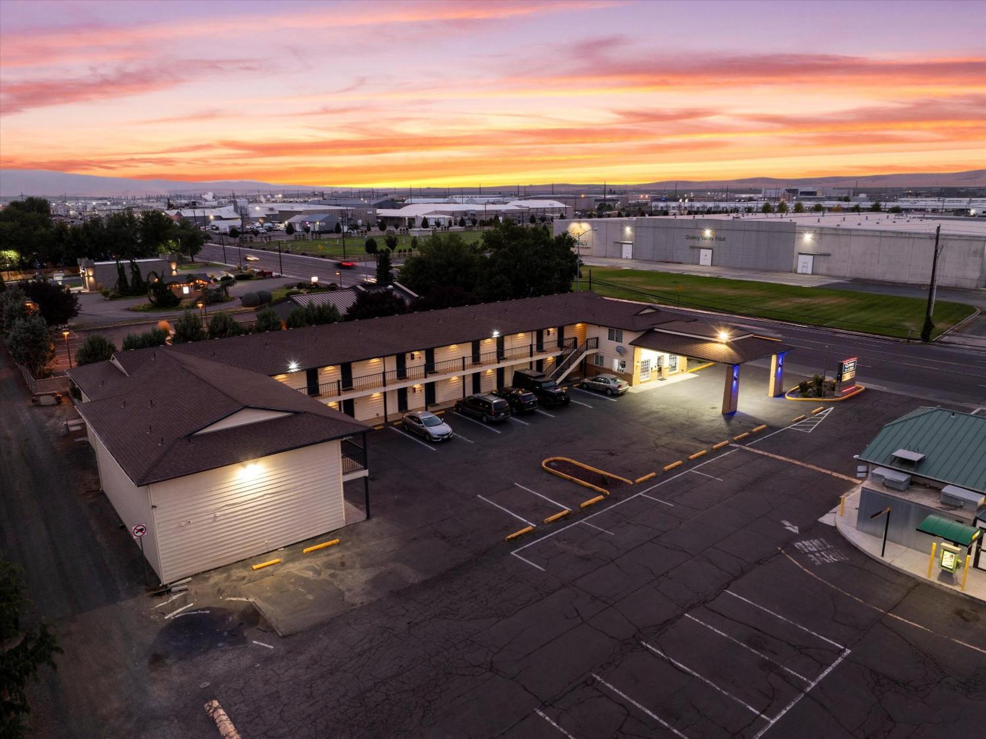 Quincy Inn And Suites Εξωτερικό φωτογραφία