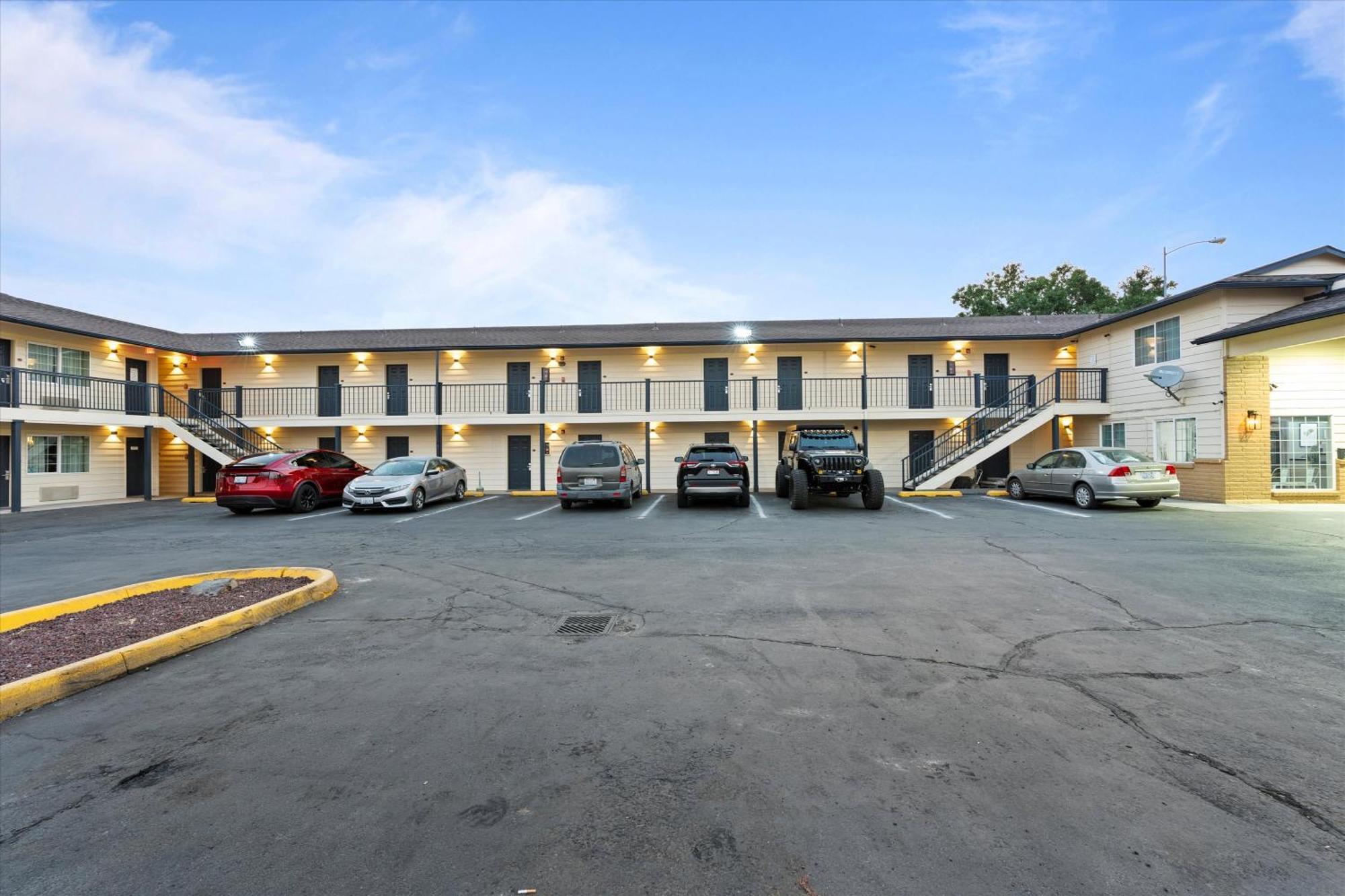 Quincy Inn And Suites Εξωτερικό φωτογραφία