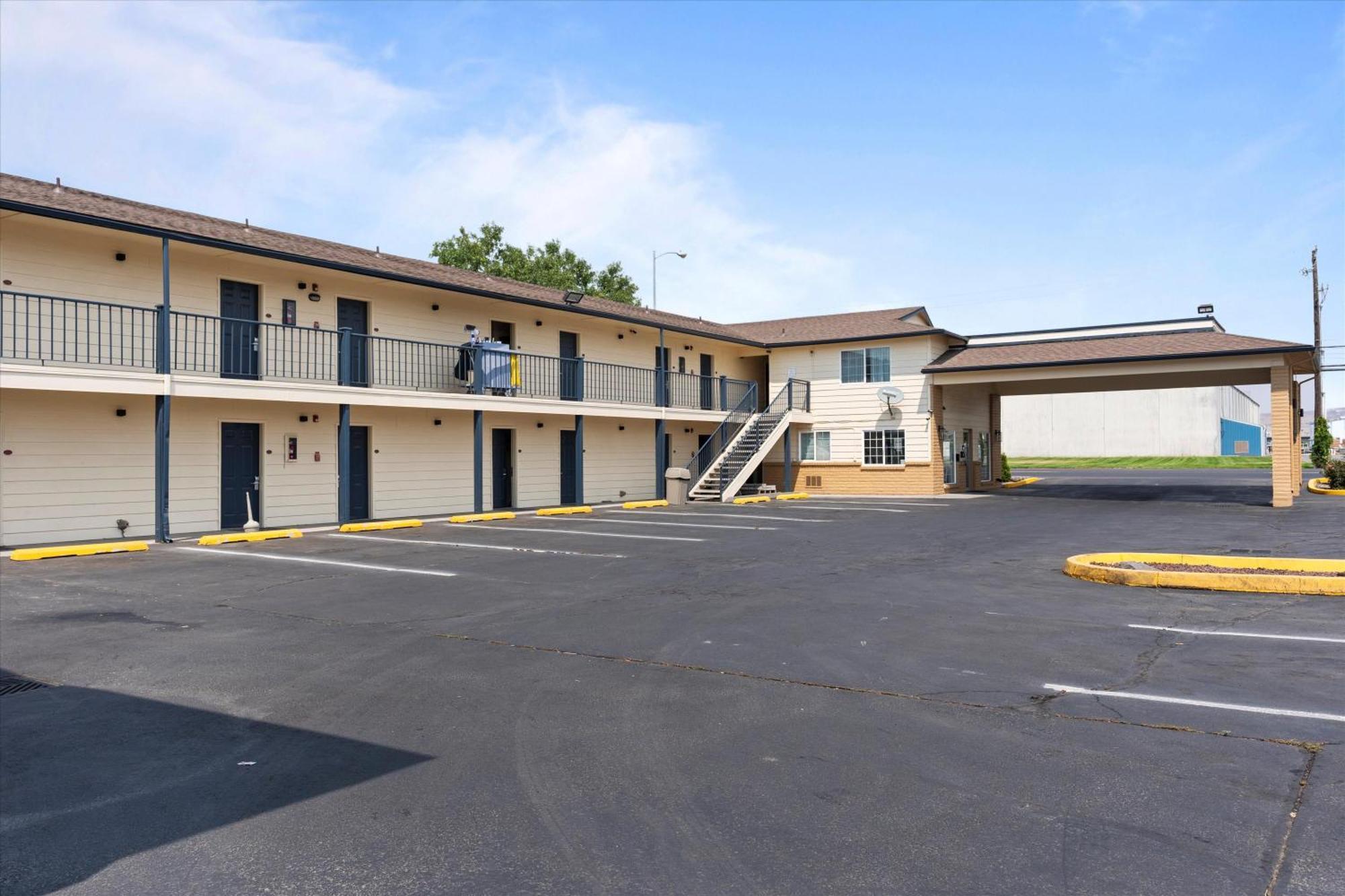 Quincy Inn And Suites Εξωτερικό φωτογραφία