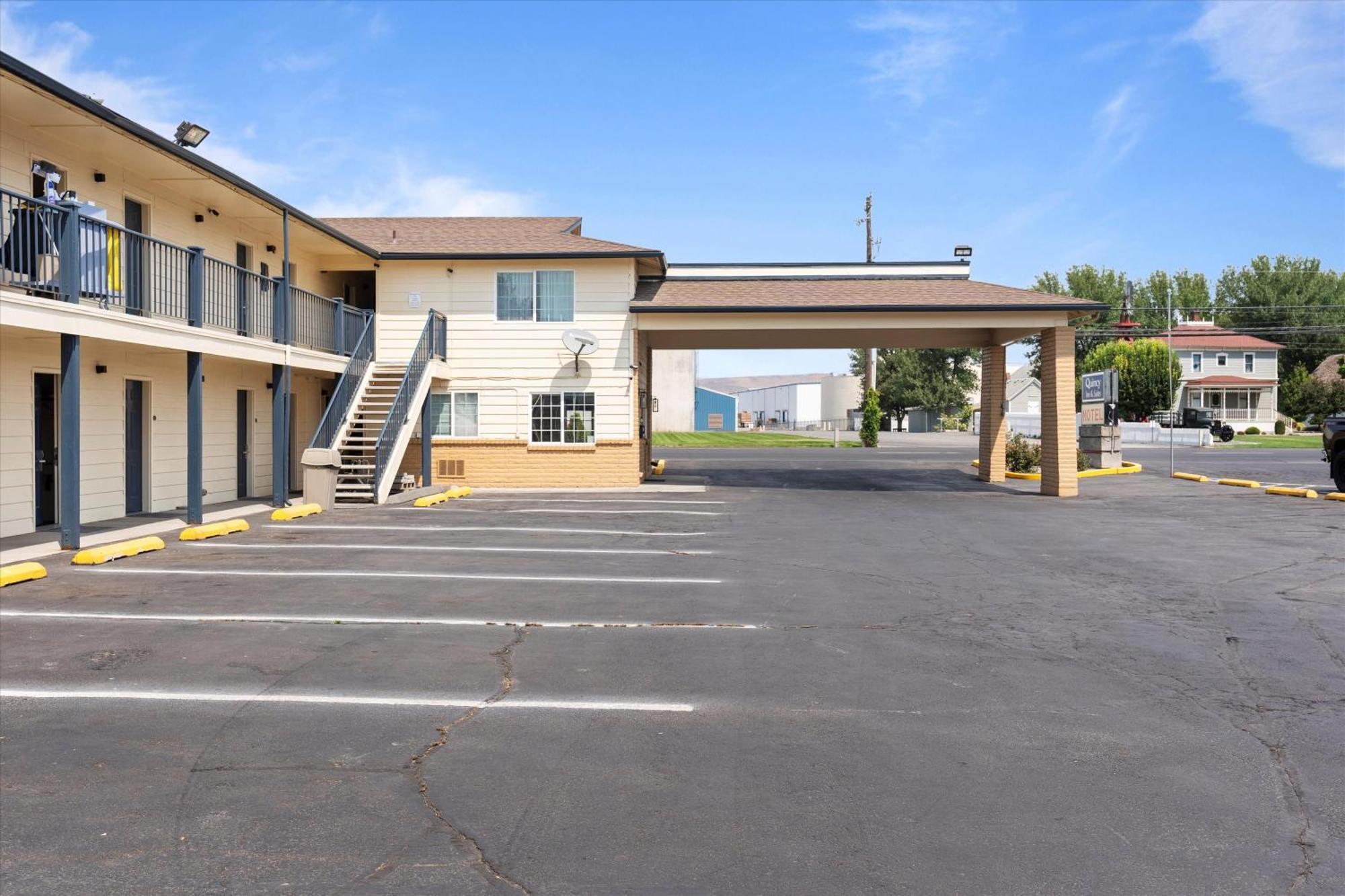 Quincy Inn And Suites Εξωτερικό φωτογραφία