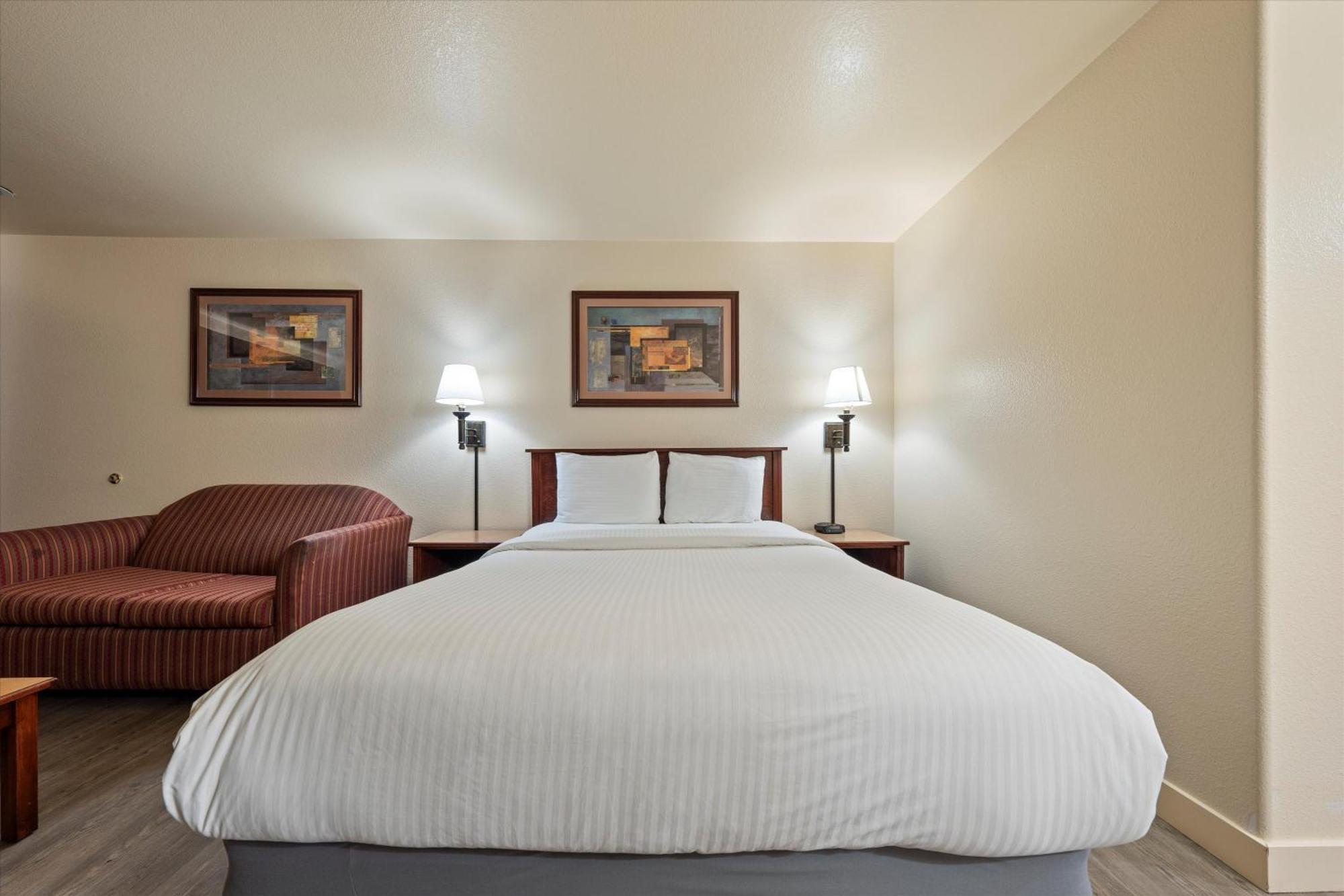 Quincy Inn And Suites Εξωτερικό φωτογραφία