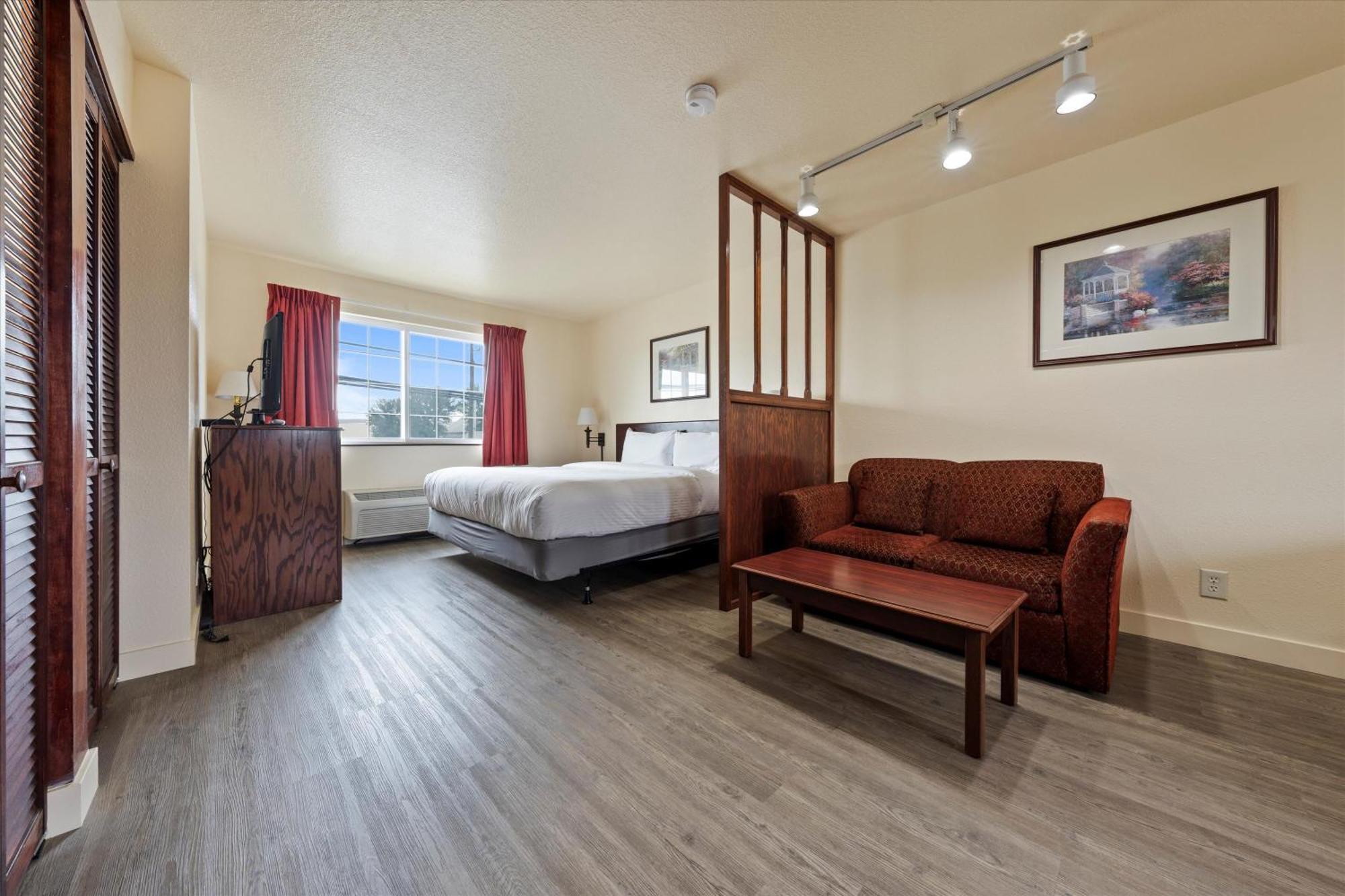 Quincy Inn And Suites Εξωτερικό φωτογραφία