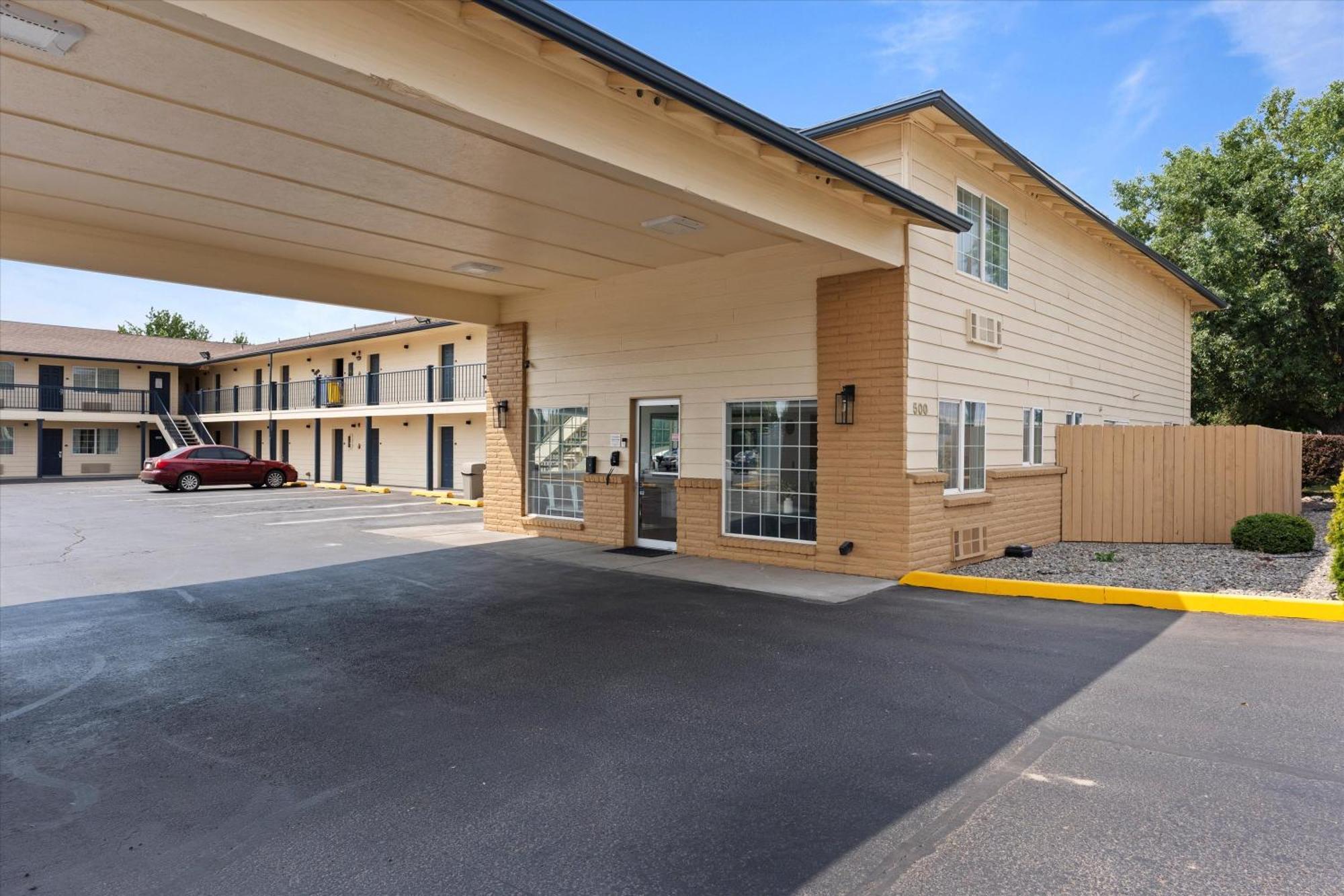 Quincy Inn And Suites Εξωτερικό φωτογραφία